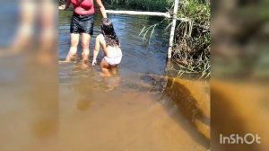 tomando banho no rio