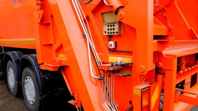 Мусоровоз с задней механической загрузкой КО-427-90