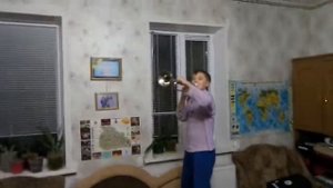i мальчик Женя учится играть на Пионерском Горне boy learn to play on pioneer trumpet horn 20181127