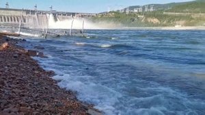 Сброс воды на красноярской ГЭС