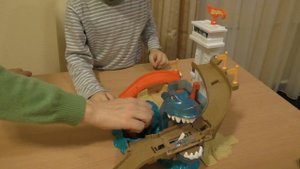 Хот вилс Акула съедает Машинки Хот вилс меняет цвет в холодной воде