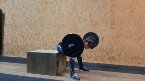 Доброе утро со штангой сидя на тумбе