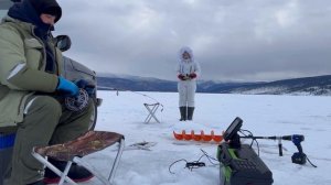 Чивыркуйский  залив, ловля омуля с супругой, на глубине 74м, нашли огромную стаю рыбы 🎣⛰️❄️