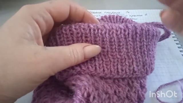 Детская шапка спицами. Узор по спирали.#шапкаспицами #детскаяшапка #вязаниедетям #шапкасушками