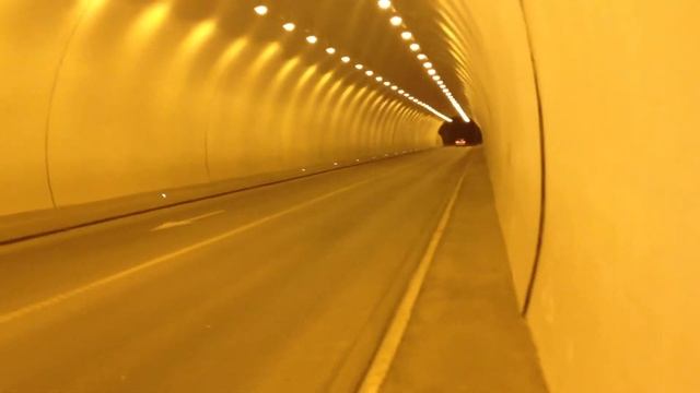 BMW E60 545i Tunnel Acceleration, flyby & WOT pass смотреть онлайн