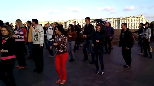 Урок сальсы под растральными колоннами... смотреть онлайн