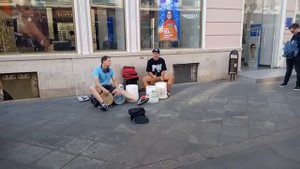 Выступление уличных барабанщиков. Уличные музыканты - барабанщики.
