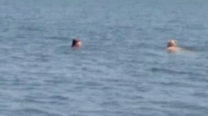 Аня купается на озере Касарги.