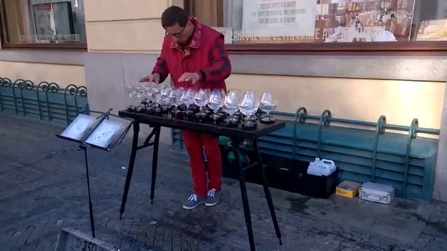 Мужик Очень Красиво играет на бокалах с водой. Уличные музыканты играют на фужерах!