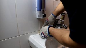 Как убрать старый силиконовый шов с помощью очистителя для силикона Tytan Professional