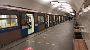 Московское метро, станция "Новослободская", поезд "Русич"