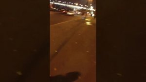 Девочка разбила стекло собой