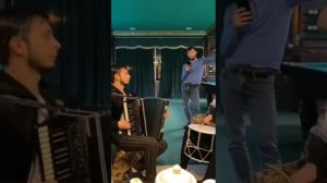 Чеченец не реально играет на гармошке😳