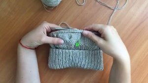 Шапка спицами с красивым узором коса с тенью из 15 петель