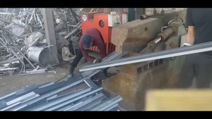 Процесс резки алюминиевого профиля///Aluminiy profel kesish jarayoni