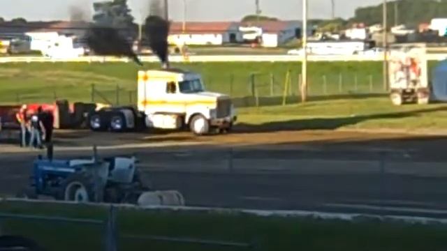 Volvo White/GMC truck pull смотреть онлайн