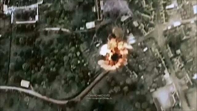 Schostakowitsch - excerpt from 4th symphony with footage from World War II