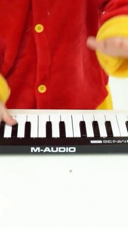 31 Ребенок играет на синтезаторе и мешает маме спать