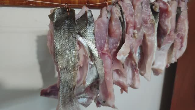 Вялю наивкуснейший балык из толстолобика смотреть онлайн