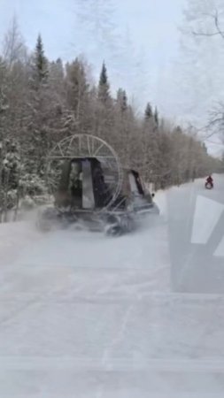 Аэролодка догоняет снегоход