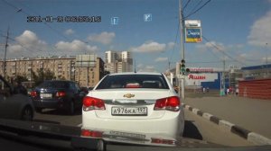 Пешеходы переходят дорогу на красный свет