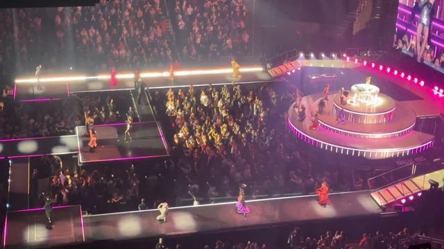 Madonna - Vogue (The Celebration Tour live @ Toyota Arena) Houston, Texas смотреть онлайн