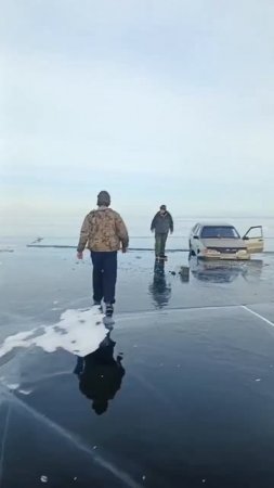 "Как так невнимательно?" На Байкале легковушка провалилась в трещину во льду