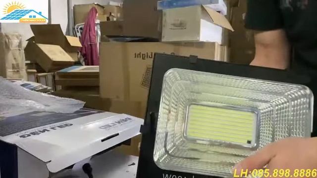 Đèn pha năng lượng mặt trời 100W bảo hành 2 năm IP67 sáng mạnh, pin lâu chất liệu nhôm đúc