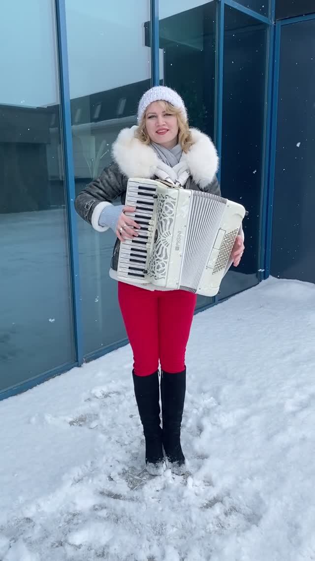 Снег кружится летает, летает...)))