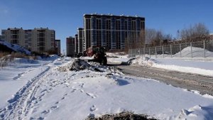 Фронтальный погрузчик SDLG LG933L на уборке снега. / SDLG LG933L front loader for snow removal.