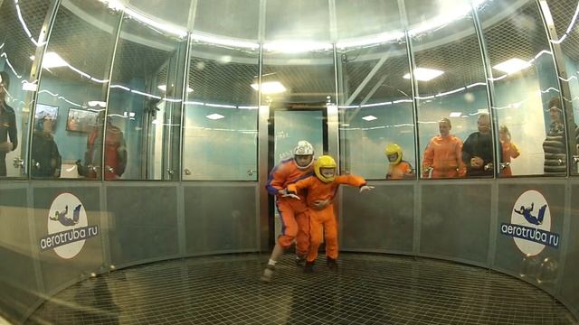 Дети в аэротрубе