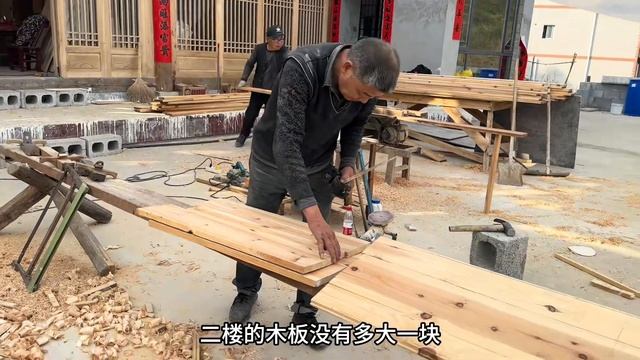 農村裝修木房子，安裝二樓木牆板，以後二樓就有4個房間1個客廳了。 смотреть онлайн