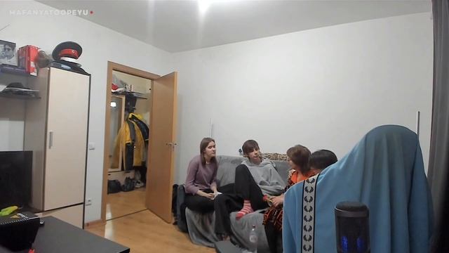 ИРЛ ПРАНК / ПРИВЁЛ ДОМОЙ ДЕВУШКУ, НО ТУТ НЕОЖИДАННО ВЕРНУЛАСЬ МАМА