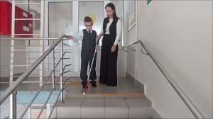 спуск и подъем по лестнице с помощью трости