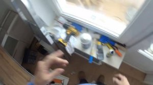 Меняем стеклопакет Расклиниваем балконную дверь Замена фурнитуры и все это от первого лица мастера