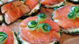 Бутерброды на праздничный стол. Бутерброды с красной рыбой красивые и вкусные.