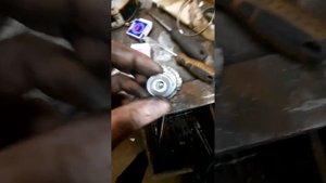 ставлю подшипник в место бронзовой втулки на моторчик печки...