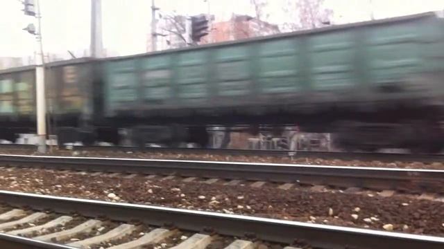 ВЛ11-055А с грузовым составом и приветливыми машинистом и помошником машиниста смотреть онлайн