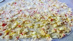 Закусочный торт из лаваша и крабовых палочек