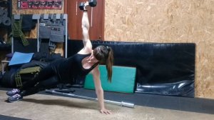 Боковая планка с гантелью