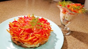 Вкусный салат для праздничного стола. В его состав входят корейская морковь и копчёная горбуша.