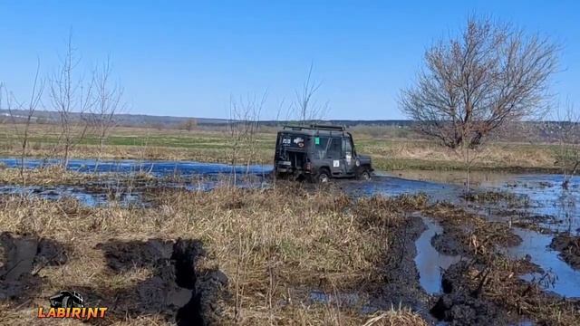 Покатушки вгрязи выходного дня.Off-road in the forest mud swamp ...