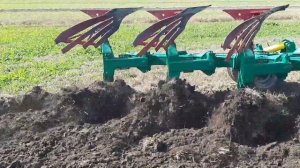 Плуг оборотный ППО-6-35/50-01 Минойты работает on land с трактором Кировец К-5