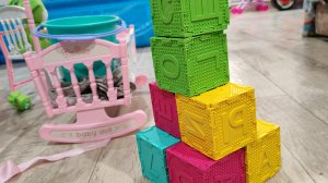 строим башню из кубиков для детей, детские развивающие игры