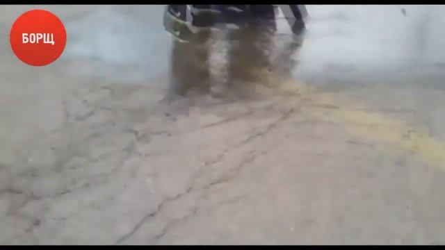 Мужик прыгнул в лужу с головой.