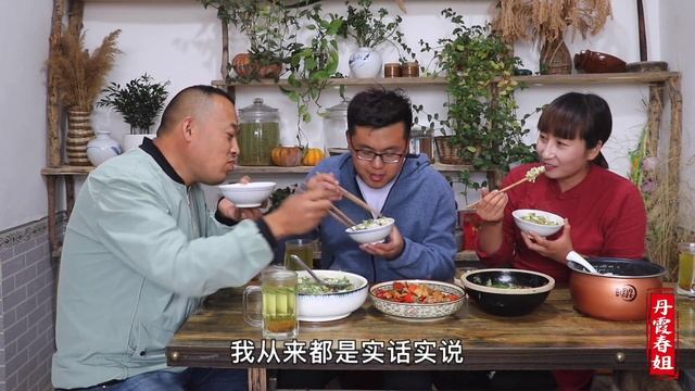春姐做小白菜炒豆腐，清爽不油腻，磊哥说这么清淡的也特别好吃！【丹霞春姐】