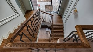 Лестница из дуба с изящными ограждениями из металла