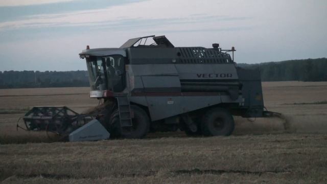 Уборка ячменя на закате.Комбайнами ROSTSELMASH VECTOR 410,JOHN DEERE 1550CWS. смотреть онлайн