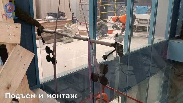 Vertical Techno Services. Монтаж стеклянного ограждения в строящемся торговом центре. Москва.