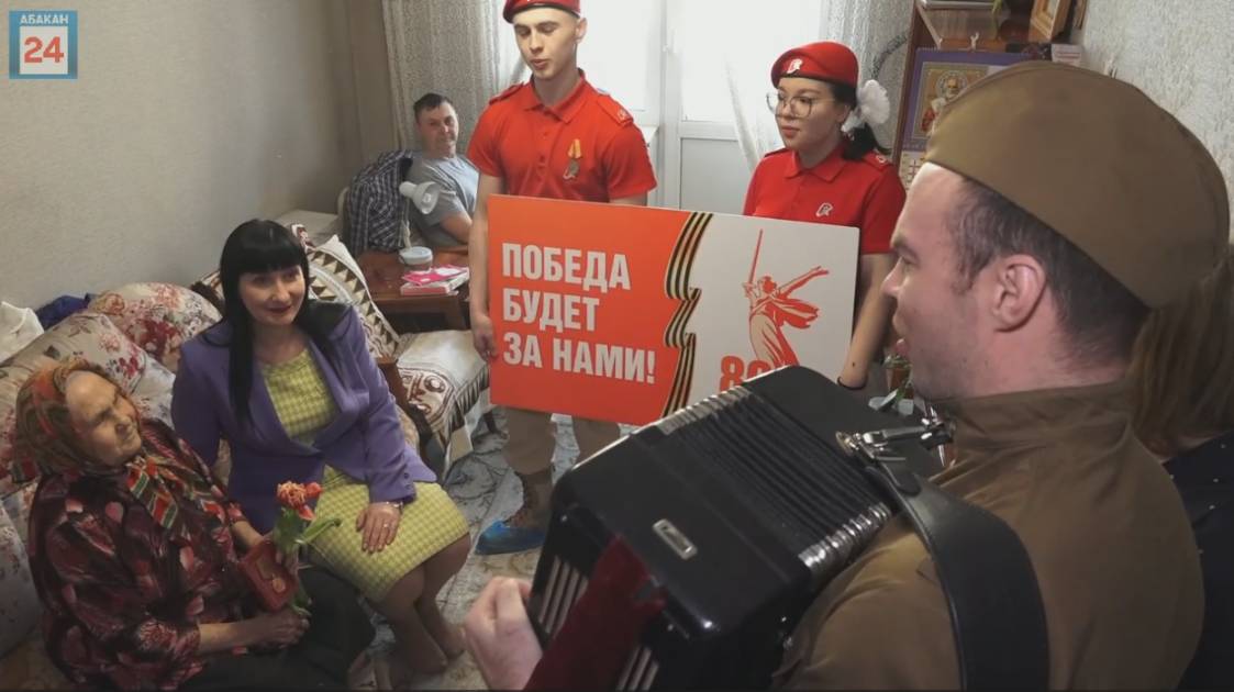 Труженицы тыла Валентина Владимировна Савва и Панна Никитична Фокина получают юбилейные медали